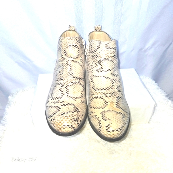 ANNELEISE SNAKE PATTERN  ANKLE BOOTIES SIZE  9M - Picture 2 of 12